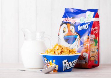 Londra, İngiltere - 01 Haziran 2018: Pack Kellogg's Frosties kahvaltı gevreği süt ve plaka Beyaz ahşap zemin üzerinde.