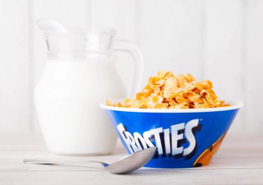 Londra, İngiltere - 01 Haziran 2018: Kellogg's Frosties gevreği süt beyaz ahşap zemin üzerinde orijinal plaka.