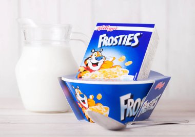 Londra, İngiltere - 01 Haziran 2018: Kutu Kellogg's Frosties kahvaltı gevreği süt ve plaka Beyaz ahşap zemin üzerinde.