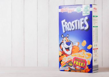 Londra, İngiltere - 01 Haziran 2018: Kutu Kellogg's Frosties kahvaltı gevreği Beyaz ahşap zemin üzerinde Frosties şeker kaplı Mısır gevreği yapılan bir popüler kahvaltı gevreği vardır.