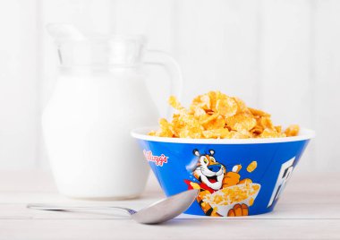 Londra, İngiltere - 01 Haziran 2018: Kellogg's Frosties gevreği süt beyaz ahşap zemin üzerinde orijinal plaka.