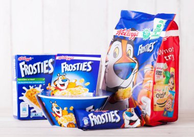 Londra, İngiltere - 01 Haziran 2018: Ahşap arka plan beyaz paketi ve kutu Kellogg's Frosties gevreği süt ve plateon.