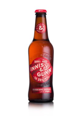 Londra, İngiltere - 01 Haziran 2018: Şişe Innis, Gunn ve viski varil scotch ale bira beyaz arka plan üzerinde. İskoç zanaat bira.