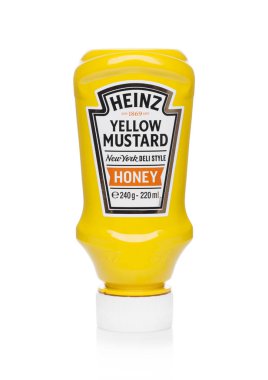 Londra, İngiltere - 01 Haziran 2018: Heinz sarı hardal beyaz arka plan üzerinde plastik şişe kabı.