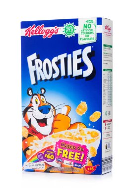 Londra, İngiltere - 01 Haziran 2018: Kutu Kellogg's Frosties kahvaltı gevreği beyaz arka plan üzerinde Frosties şeker kaplı Mısır gevreği yapılan bir popüler kahvaltı gevreği vardır.