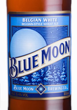 Londra, İngiltere - 01 Haziran 2018: Şişe etiket Millercoors tarafından beyaz arka plan üzerinde demlenmiş Blue Moon Belçika beyaz bira.