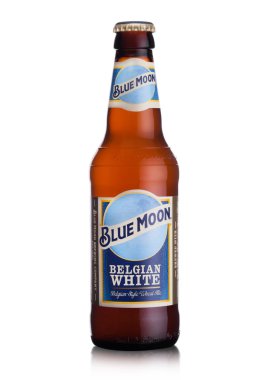 Londra, İngiltere - 01 Haziran 2018: Millercoors tarafından beyaz arka plan üzerinde demlenmiş şişe Blue Moon Belçika beyaz bira,.