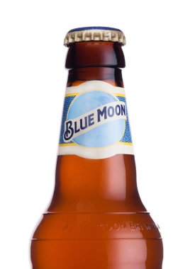 Londra, İngiltere - 01 Haziran 2018: Millercoors tarafından beyaz arka plan üzerinde demlenmiş şişe Blue Moon Belçika beyaz bira,.