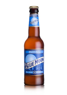 Londra, İngiltere - 01 Haziran 2018: Millercoors tarafından beyaz arka plan üzerinde demlenmiş şişe Blue Moon Belçika beyaz bira,.
