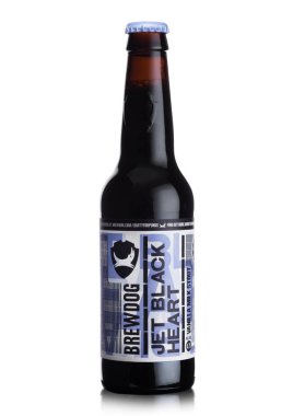 Londra, İngiltere - 01 Haziran 2018: Şişe Jrt Black Heart şişman bira, beyaz arka plan üzerinde Brewdog brewery.