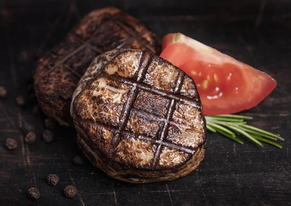 Fetta Bistecca Maiale Manzo Succosa Alla Griglia Fondo Legno Con — Foto Stock