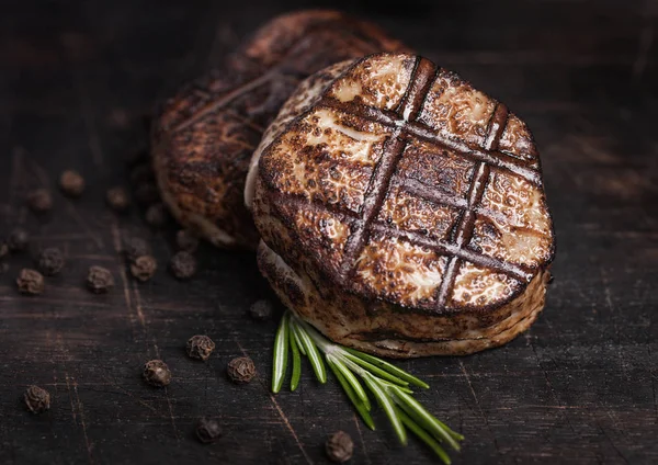 Grilovaný Šťavnatý Hovězí Vepřové Steaky Plátek Dřevěné Pozadí Pepřem Bylinkovou — Stock fotografie
