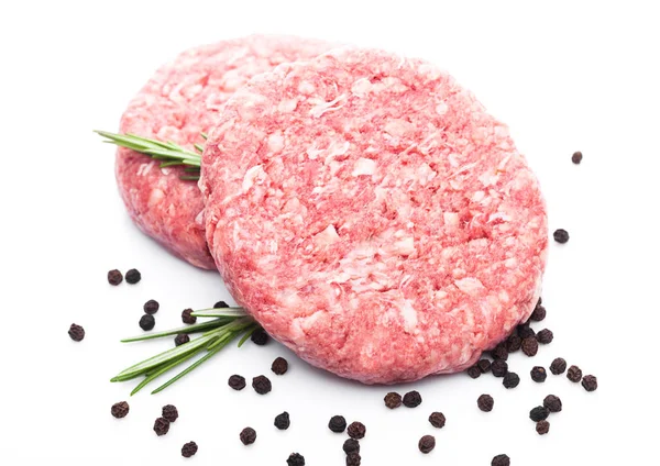 Hambúrgueres Crus Carne Fresca Com Pimenta Alecrim Sobre Fundo Branco — Fotografia de Stock