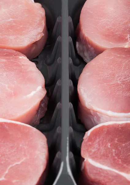 Tranches Steak Porc Rondes Crues Dans Récipient Plastique Sur Fond — Photo