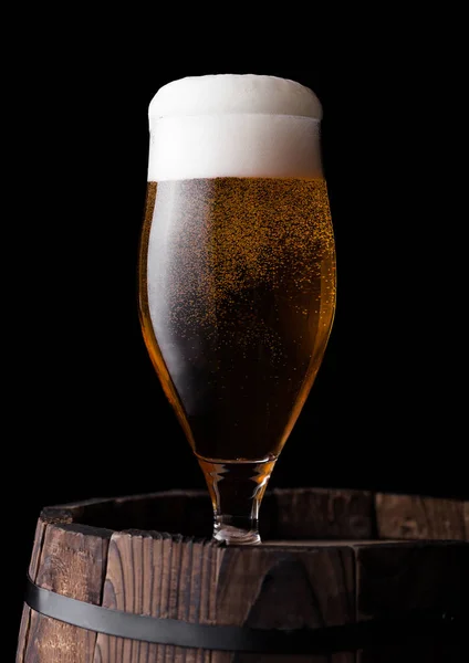 Cold Glass Craft Beer Old Wooden Barrel Black Background — Stock Photo, Image