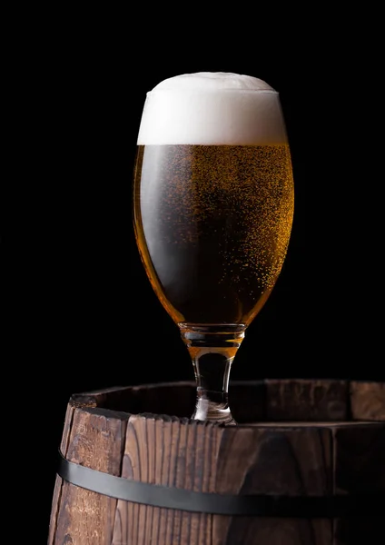 黒い背景に古い木樽にクラフト ビールの冷たいガラス — ストック写真