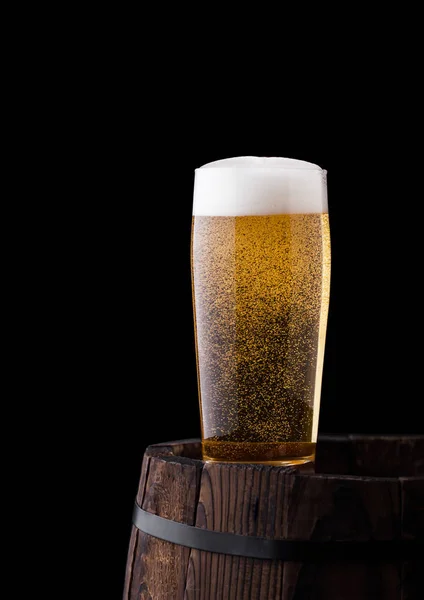 Kaltes Glas Craft Beer Auf Altem Holzfass Auf Schwarzem Hintergrund — Stockfoto