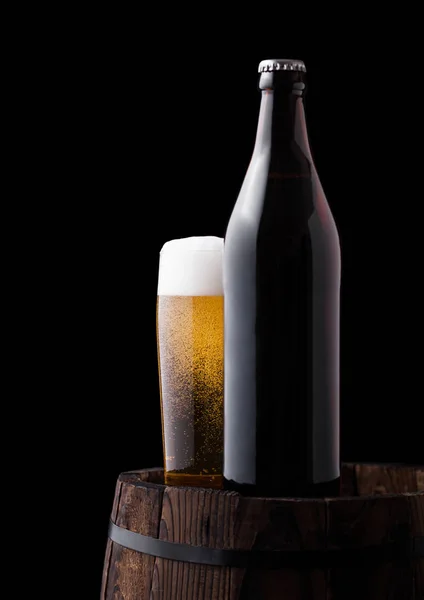 冷たい瓶と黒の背景に古い木樽にクラフト ビールのグラス — ストック写真