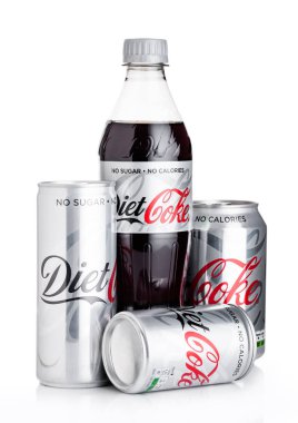 Londra, İngiltere - 02 Haziran 2018: Beyaz zemin üzerine Diyet Coca-Cola şişesi. Coca-Cola dünyanın en popüler soda ürünlerinden biridir.