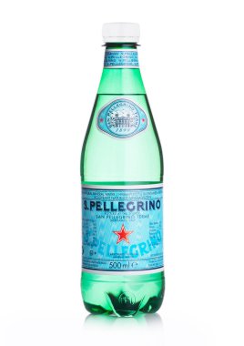 Londra, İngiltere - 02 Haziran 2018: Plastik şişe San Pellegrino maden suyu beyaz arka plan üzerinde. San Pellegrino maden üretilen ve Nestle tarafından şişelenmiş su İtalyan bir markasıdır.