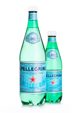 Londra, İngiltere - 02 Haziran 2018: Plastik şişe San Pellegrino maden suyu beyaz arka plan üzerinde. San Pellegrino maden üretilen ve Nestle tarafından şişelenmiş su İtalyan bir markasıdır.