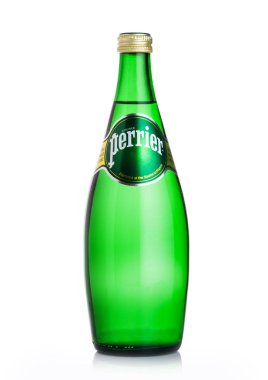 Londra, İngiltere - 02 Haziran 2018: Perrier şişe maden suyu. Perrier doğal şişe maden suyu dünya çapında satılan Fransız bir markasıdır..