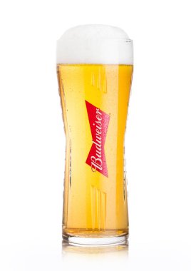 Londra, İngiltere - 02 Haziran 2018: Orijinal bardak soğuk Budweiser bira beyaz arka planda, ilk 1876 yılında tanıtılan bir Amerikan lager.