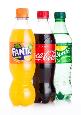 Londra, İngiltere - 02 Haziran 2018: Şişe Coca-Cola ve Fanta ve beyaz zemin üzerine Sprite. Dünyanın en popüler soda ürünleri.