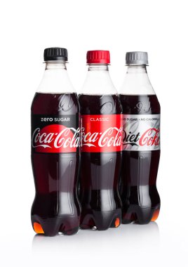 Londra, İngiltere - 02 Haziran 2018: Şişe klasik Coca-Cola ve diyet ve sıfır üzerinde beyaz arka plan. Coca-Cola dünyanın en popüler soda ürünlerinden biridir.