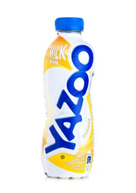 Londra, İngiltere - 23 Haziran 2018: Yazoo bannana içki beyaz arka plan üzerinde plastik şişe.