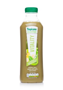 Londra, İngiltere - 23 Haziran 2018: Şişe, Tropicana Essentials canlılık beyaz arka plan üzerinde. Bir Amerikan meyve suyu şirketi Tropicana ürünleri A.ş..