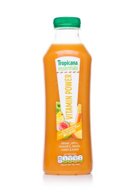 Londra, İngiltere - 23 Haziran 2018: Şişe Tropicana gerekli vitamini güç beyaz arka plan üzerinde. Bir Amerikan meyve suyu şirketi Tropicana ürünleri A.ş..