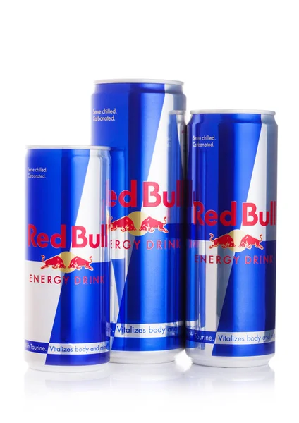 LONDRA, UK - 23 GIUGNO 2018: lattine di alluminio di Red Bull Energy Drink su sfondo bianco. Red Bull è la bevanda energetica più popolare al mondo . — Foto Stock