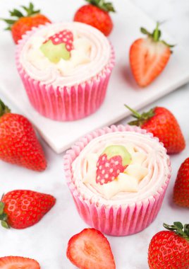 Taze Çilekli kek kek mermer tahta üzerinde ham meyveleri ile