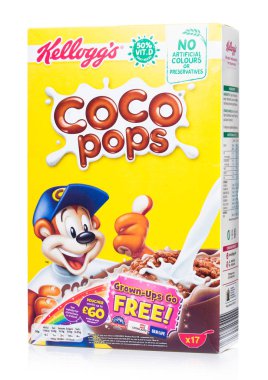 Londra, İngiltere - 30 Haziran 2018: Kutu Kellogg's Coco Pops Mısır gevreği beyaz zemin üzerine, Frosties şeker kaplı Mısır gevreği yapılan bir popüler kahvaltı gevreği vardır.