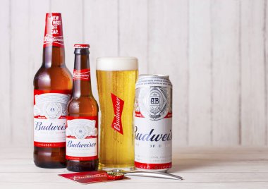 Londra, İngiltere - 27 Nisan 2018: Cam şişeler ve alüminyum kutu Budweiser bira şişe açacağı ile ahşap arka plan üzerinde. İlk 1876 yılında tanıtılan bir Amerikan lager.