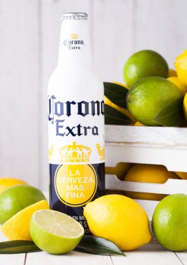 Londra, İngiltere - 27 Nisan 2018: Çelik şişe, Corona ilave bira taze limon ve limes ahşap zemin üzerine. Corona, Grupo Modelo tarafından üretilen.