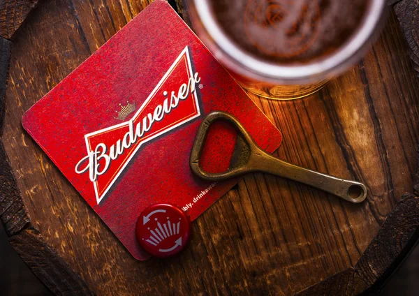 LONDON, UK - 27 Nisan 2018: Orijinal bira bardağı, bira kaplamalı ve tahta fıçının üzerinde şişe açacağı..