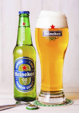 Londra, İngiltere - 27 Nisan 2018: Şişe Heineken bira sigara alkollü bira özgün cam ahşap zemin üzerine. Heineken Heineken Internationa, Amiral gemisi ürünü