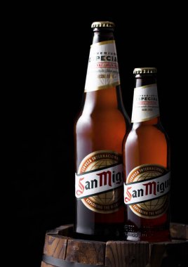 Londra, İngiltere - 27 Nisan 2018: San Miguel şişe lager bira eski ahşap varil üzerine. San Miguel Brewery Inc önde gelen marka bira San Miguel markasıdır..