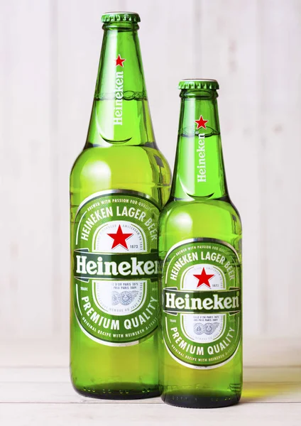 Londres Reino Unido Abril 2018 Botellas Cerveza Heineken Lager Sobre — Foto de Stock