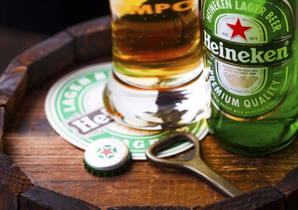 London Kwiecień 2018 Oryginalne Szkło Butelka Piwa Heineken Lager Szczycie — Zdjęcie stockowe