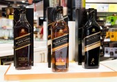 Amszterdam, Hollandia - július 18-án 2018:Johnnie Walker whiskyt a Duty free shop repülőtéren. Fekete címke.