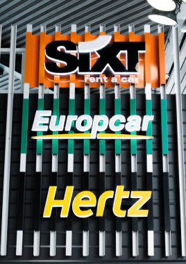 Amsterdam, Hollanda - 18 Temmuz 2018: Sixt Hertz Europcar Kiralık Araba billboard üzerinde çelik çit.