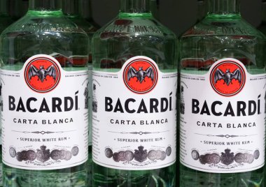 Amsterdam, Hollanda - 18 Temmuz 2018: Bacardi şişe beyaz rom duty free shop havaalanında.