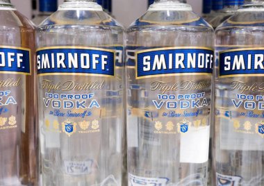 Amsterdam, Hollanda - 18 Temmuz 2018: Şişe Smirnoff votka duty free shop havaalanında. Mavi etiket