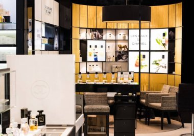 Amsterdam, Hollanda - 18 Temmuz 2018: Chanel frangrance parfüm stand logosu ile alışveriş merkezinde.