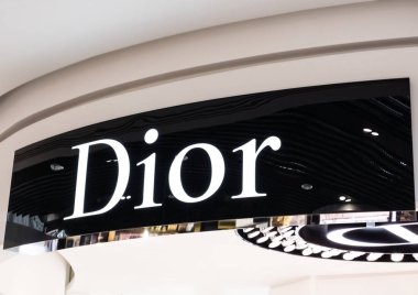 Amsterdam, Hollanda - 18 Temmuz 2018: Dior parfüm parfüm billboard duty free mağazasında.
