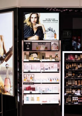 Amsterdam, Hollanda - 18 Temmuz 2018: Dior frangrance parfüm stand logosu ile alışveriş merkezinde.