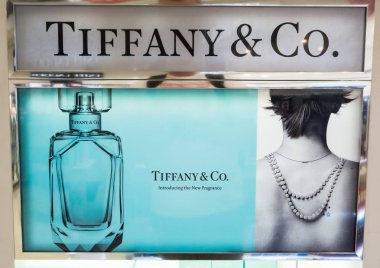 Amsterdam, Hollanda - 18 Temmuz 2018: Tiffany ve Co Parfüm koku duty free shop havaalanında.